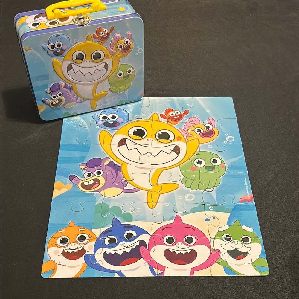 Baby shark lunch tin with 24 piece puzzle